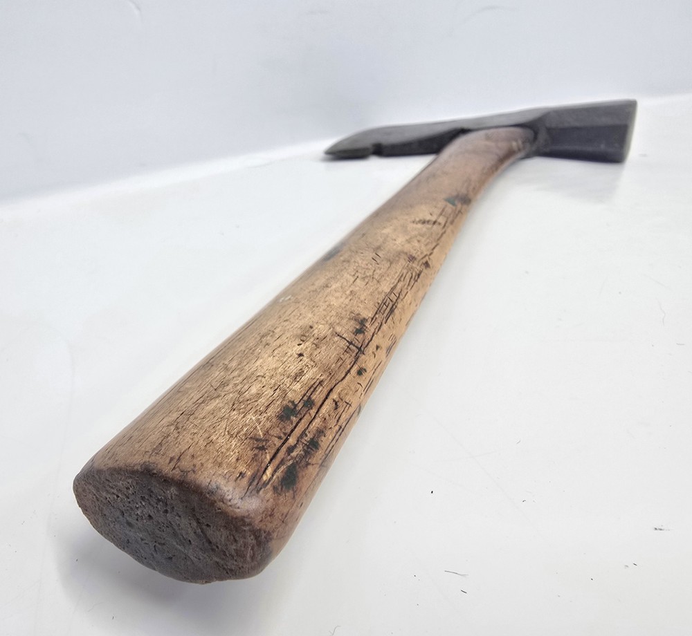 VINTAGE CARPENTER HATCHET WITH NAIL PULLER. #1. USA