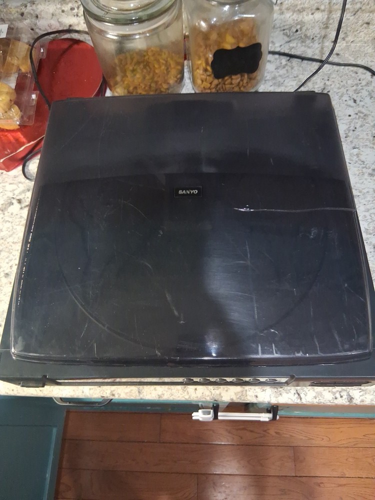 Sanyo 5-Disc CD Changer (a carousel style CD player) With Crack Plastic- works!