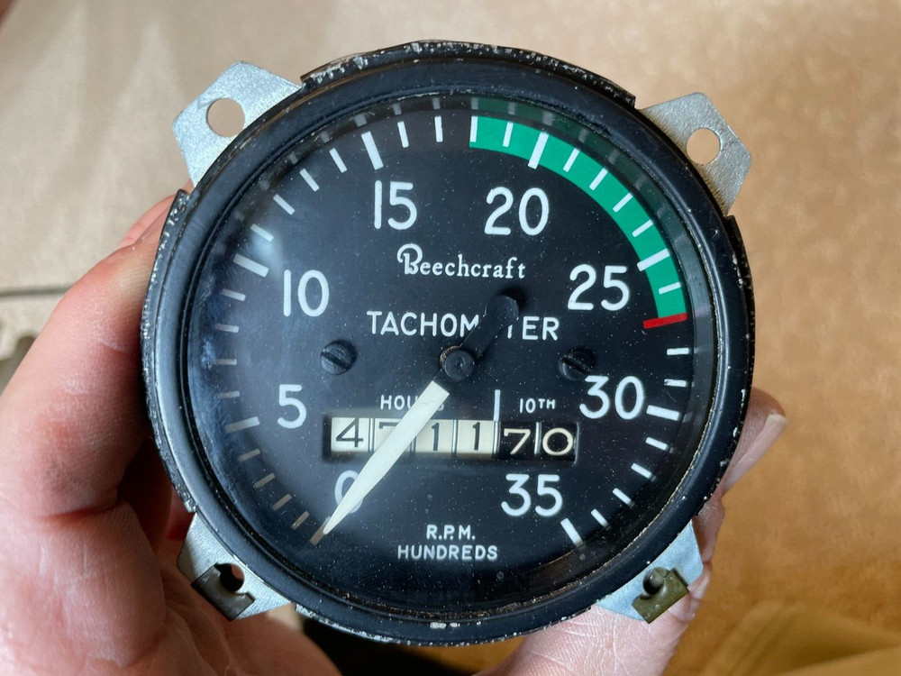 Beechcraft - Tachometer