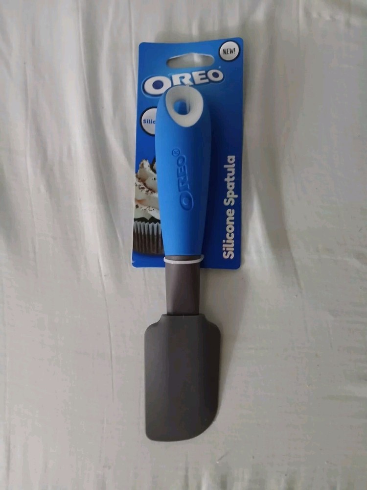 Oreo Baking Bundle Pastry Cutter Silicone Spatula Decorating Tool & Piping Bag.