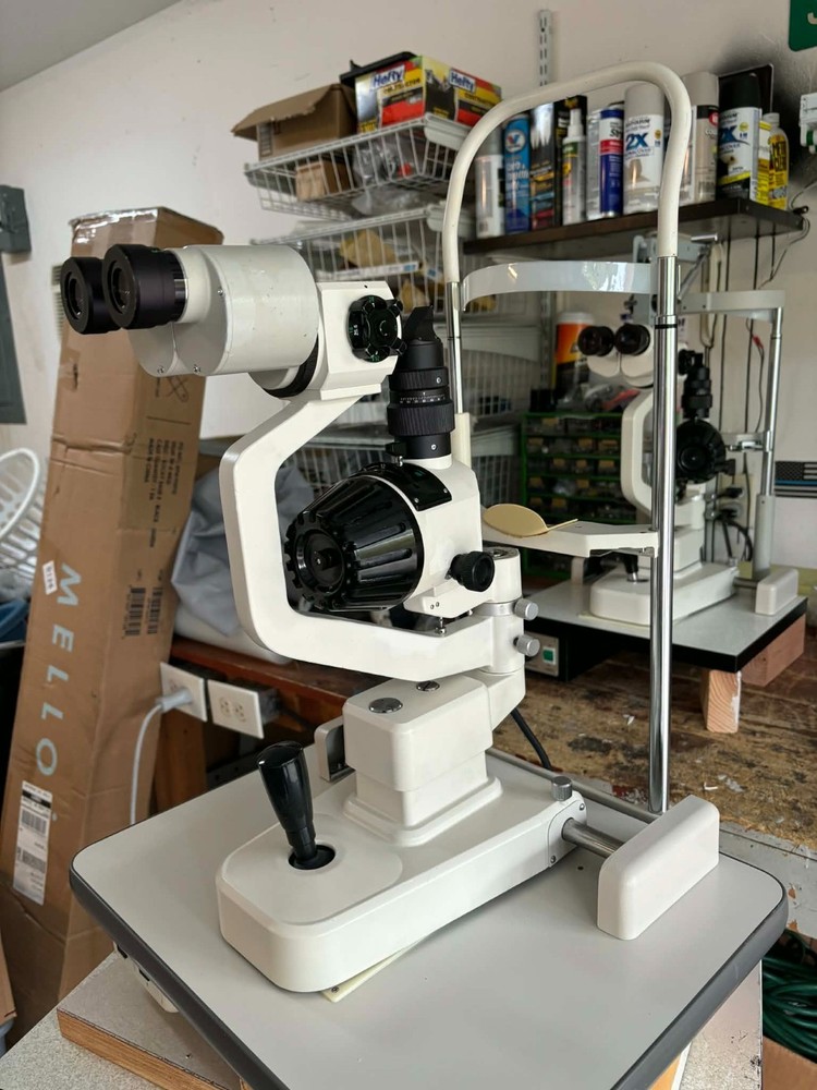 TOPCON 2E SLIT LAMP.
