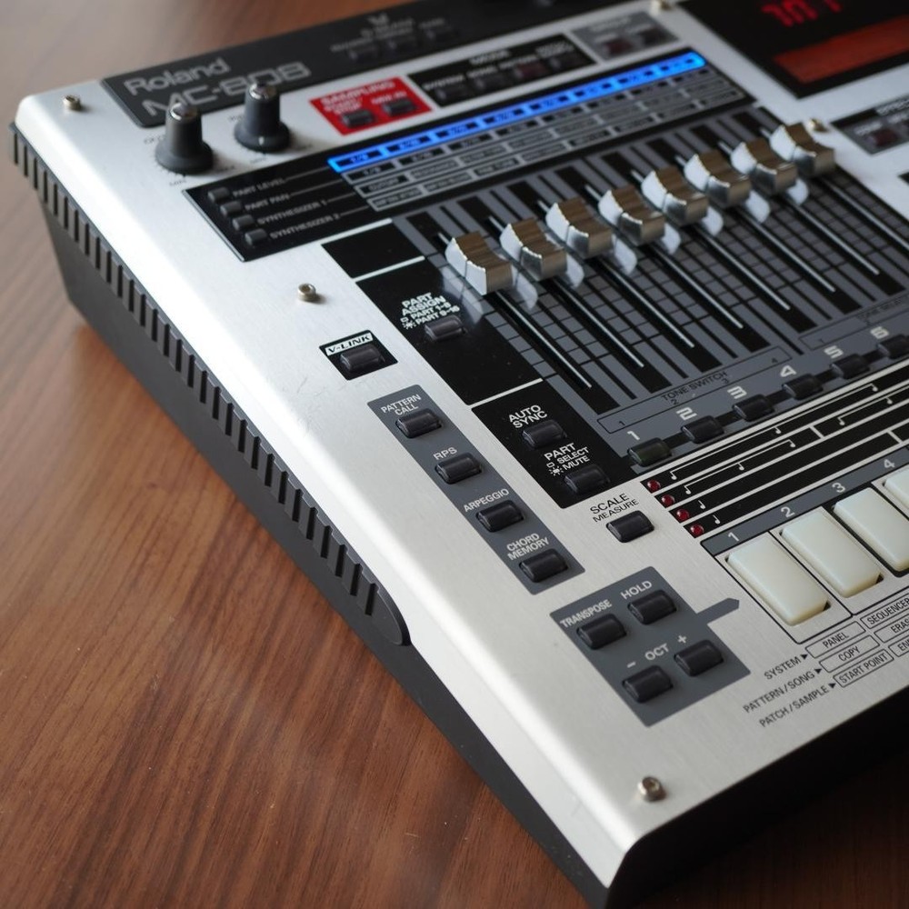 Roland MC-808 (+512 RAM)Sampling Groovebox Sampler Sequencer Used