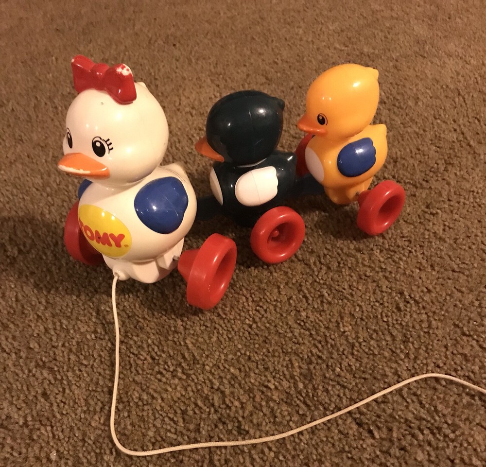 TOMY DUCK AND DUCKLING pull toy