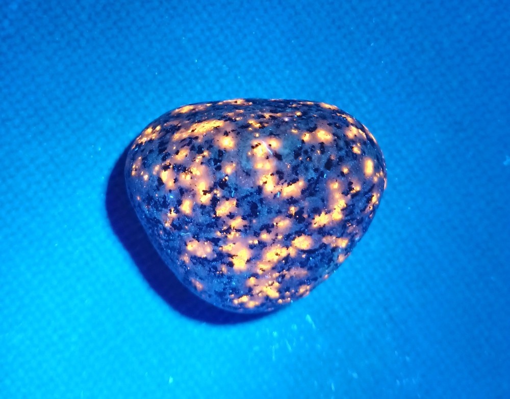 Fluorescent Sodalite ( Yooperlite )   0.8 oz.  A Nice Bright Yooperlite