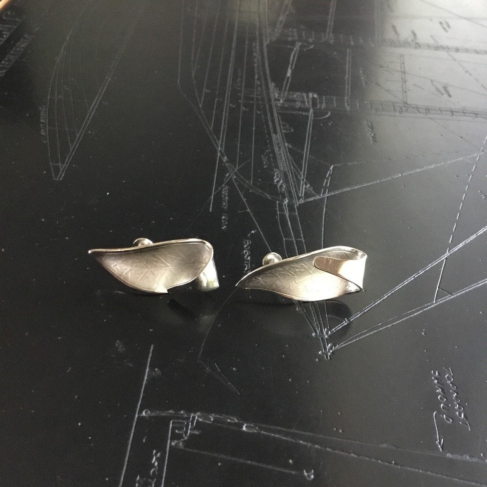 Signed Giovanni Silver Tone Leaf Looking Screw Back Earrings Textured Design EUC
