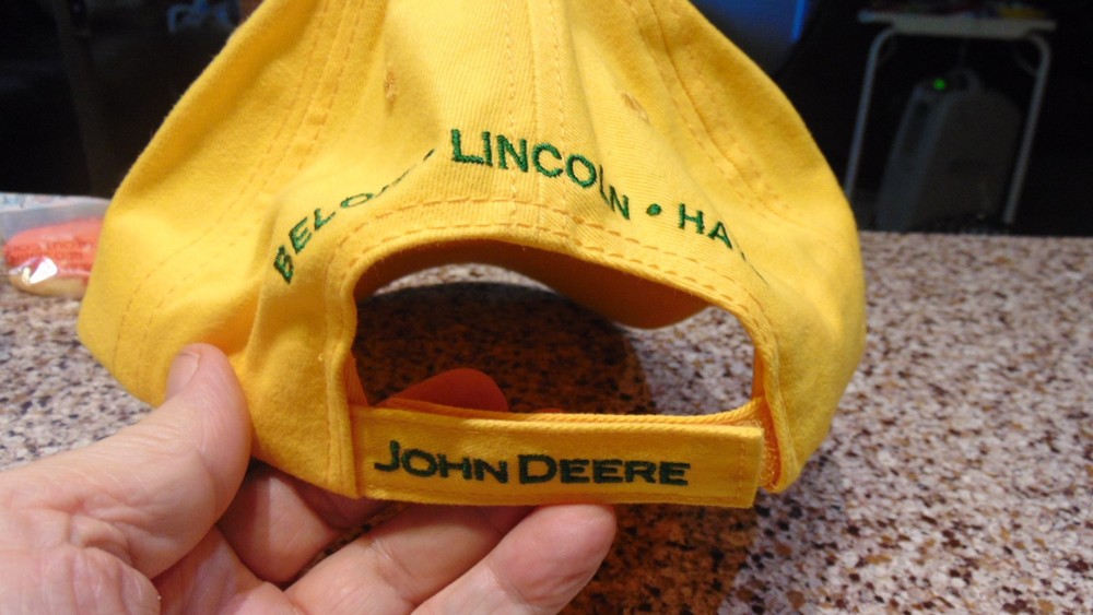VINTAGE JOHN DEERE FARMER BALL CAP STYLE HAT - ADJUSTABLE - MINT
