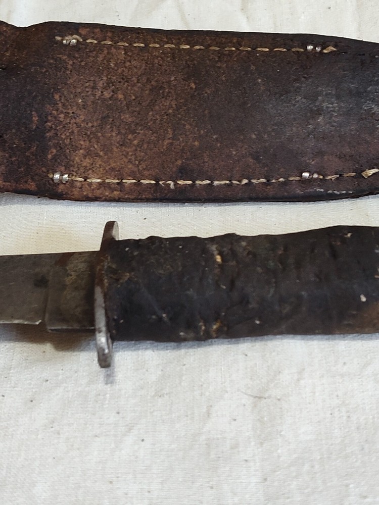 Very Rustic Antique Hunting Knife With Sheeth B19