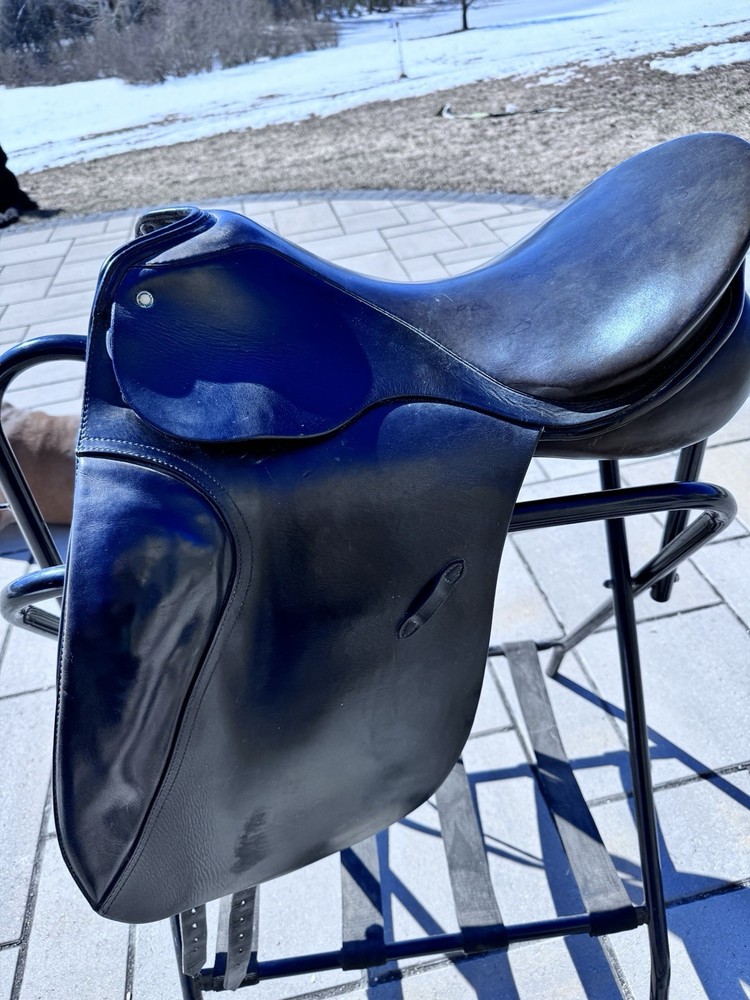 Passier saddle. 17.5 seat. medium tree. Very good condition.