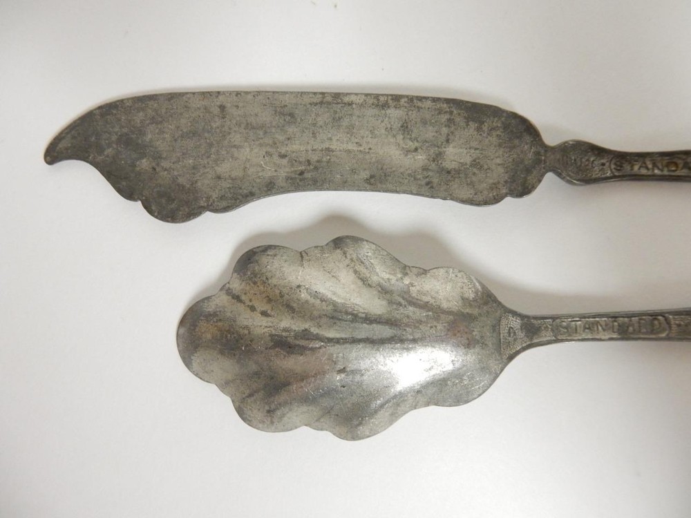 VINTAGE STANDARD, SILVER PLATE SUGAR SHELL & BUTTER KNIFE SET