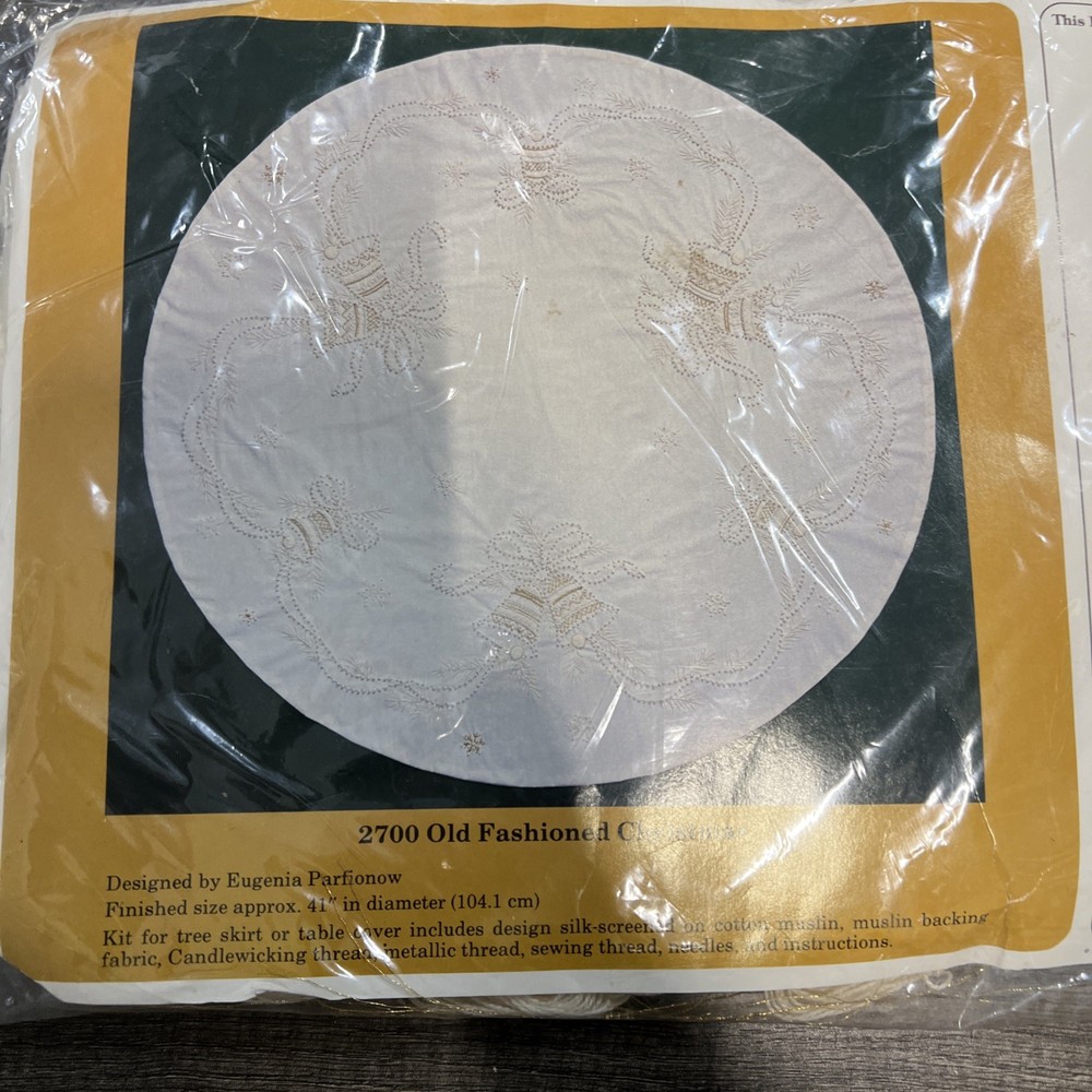 Creative Circle | Old-Fashioned Christmas Tree | 2700 | Kit| Tree Skirt