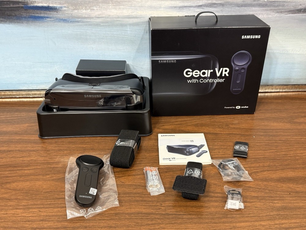 Samsung Galaxy Gear VR Oculus Virtual Reality Headset w/ Controller SM-R324 NEW