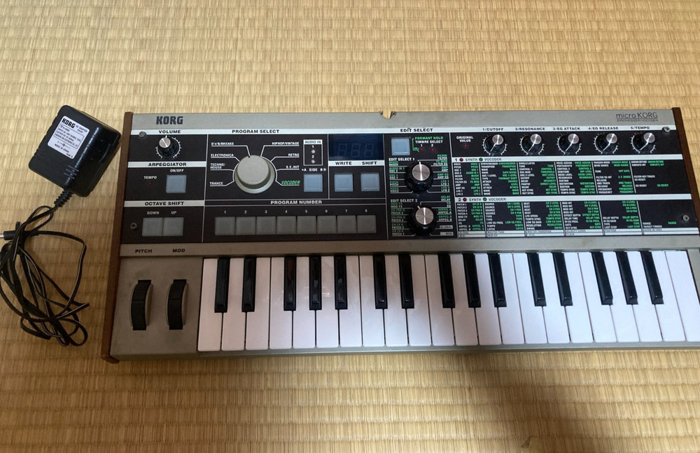 Korg MicroKorg Synthesizer Vocoder Analog Modeling 37-Key Keyboard