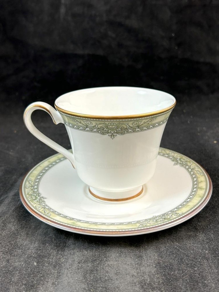 Royal Doulton Isabella Original Shape 5 Piece Place Setting