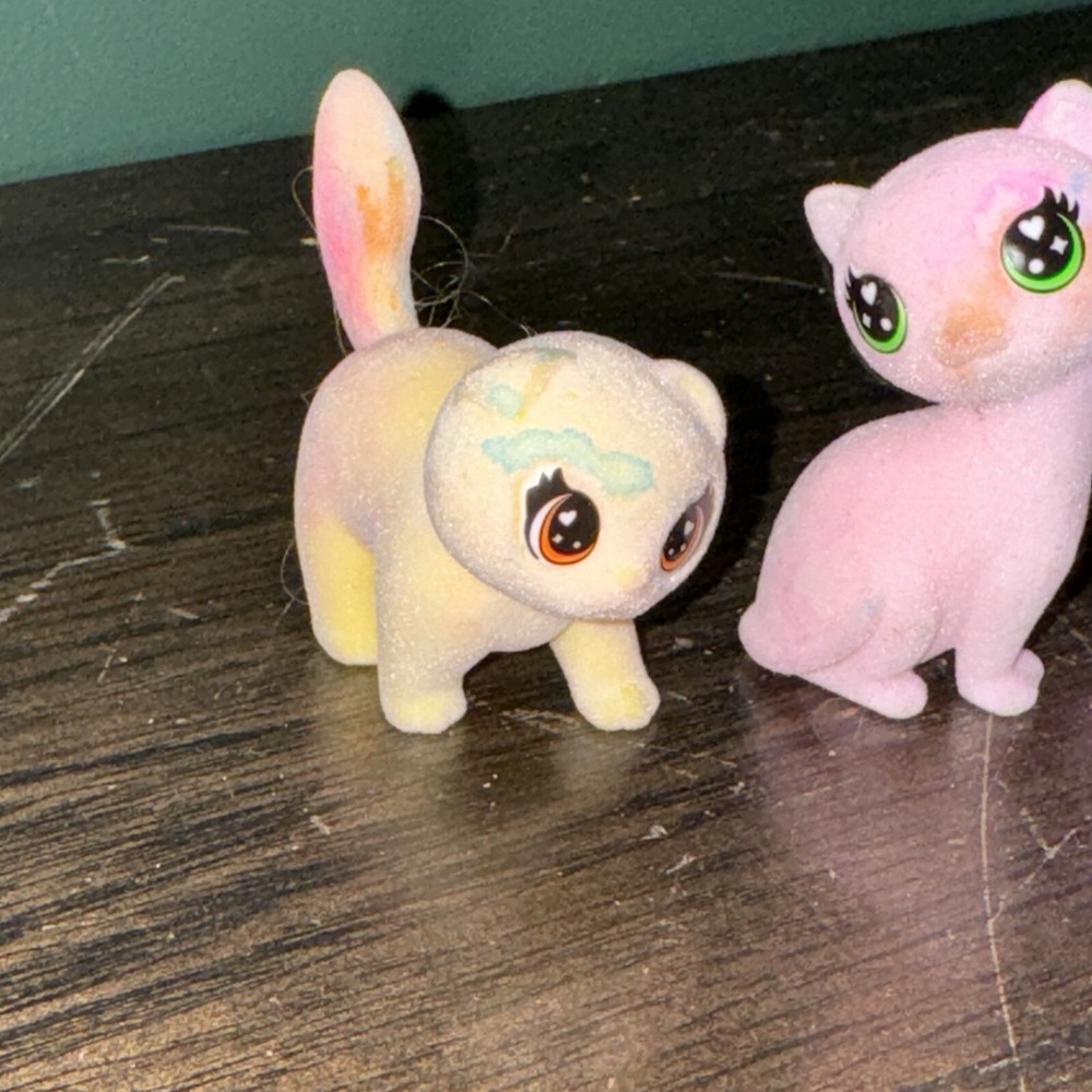 Crayola scribbles a lot of five Flocked Cats