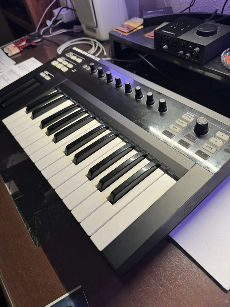 Native Instruments Komplete Kontrol S25 Semi-Weighted Keyboard Controller