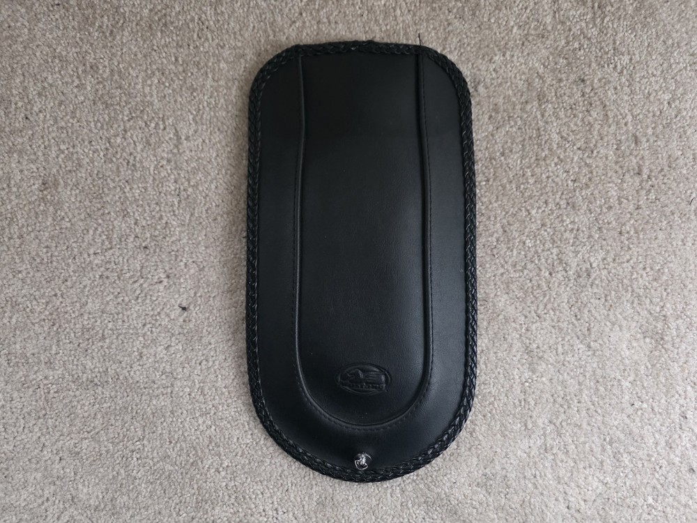 Mustang Fender Bib