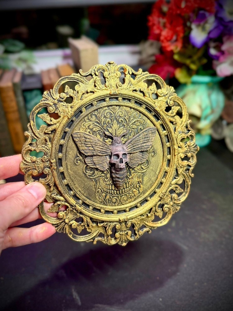 {Unpainted} Gothic Wall Frame and Spine Hugger Display