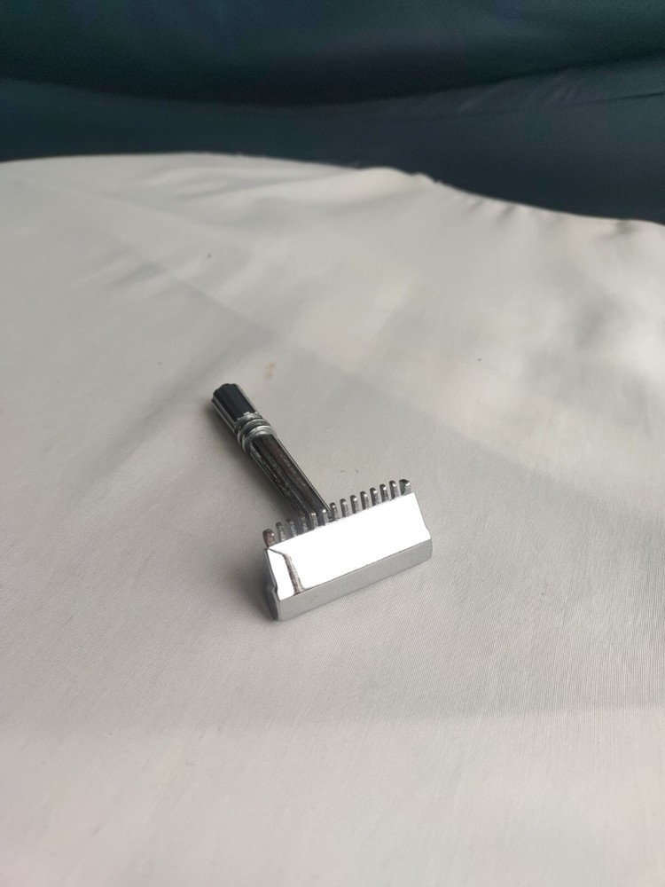 Gem Micromatic Open Comb Type Silver Tone SE Safety Razor