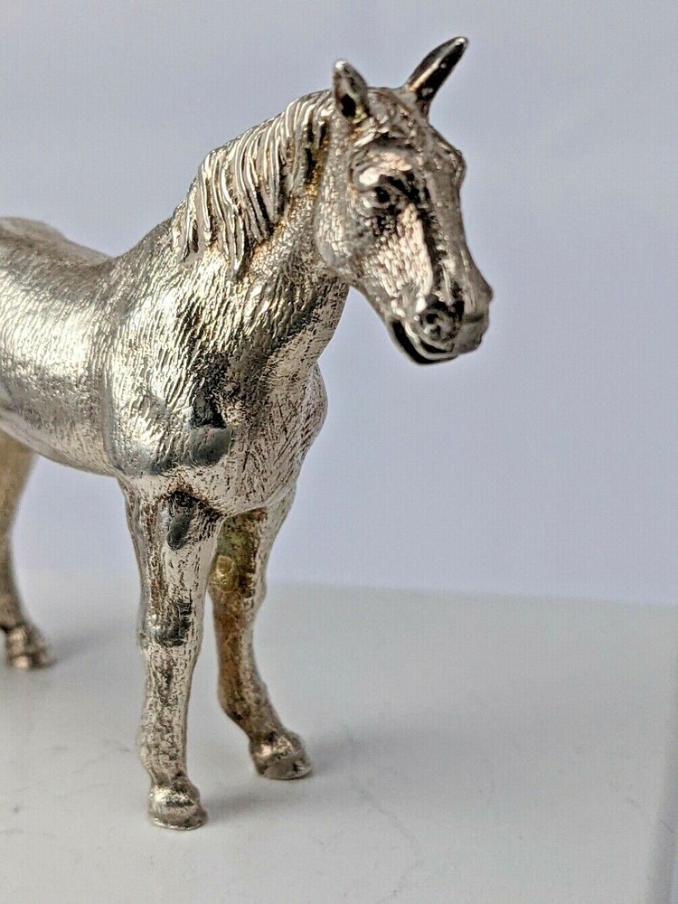A beautiful detailed cast solid silver miniature horse 49 grms 925S