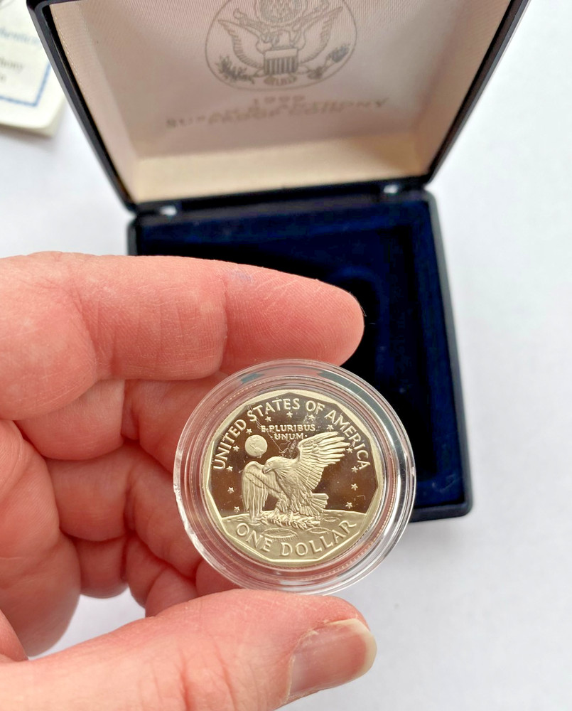 1999 Susan B Anthony Proof Dollar Coin COA Box Has Broken Hinge