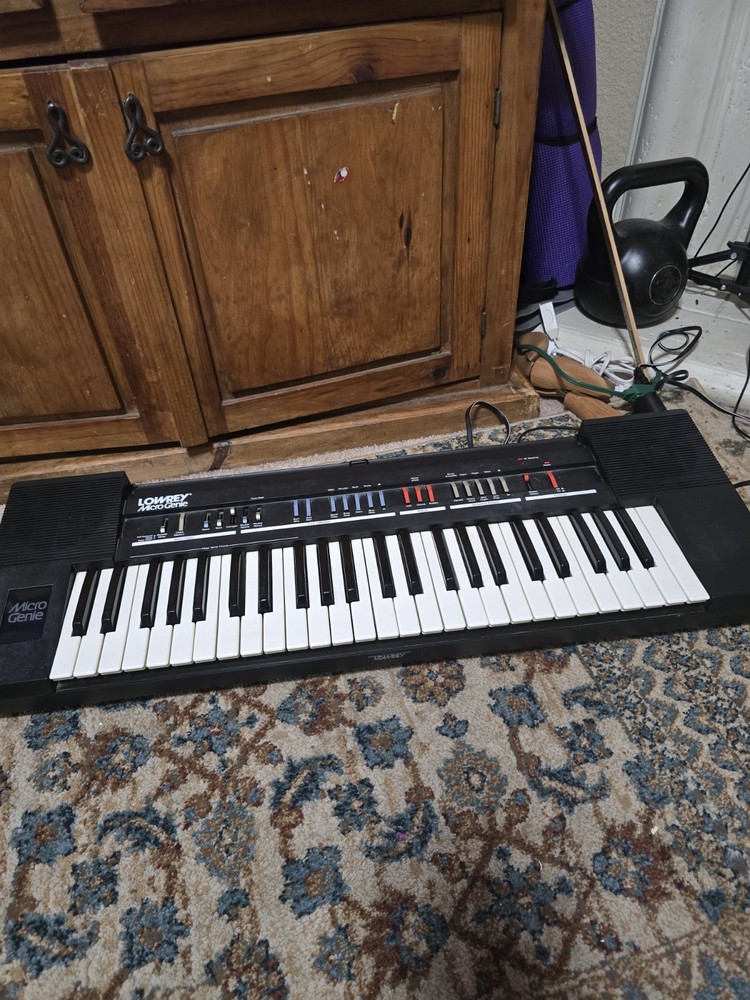 Lowrey Micro Genie V -60 Keyboard READ