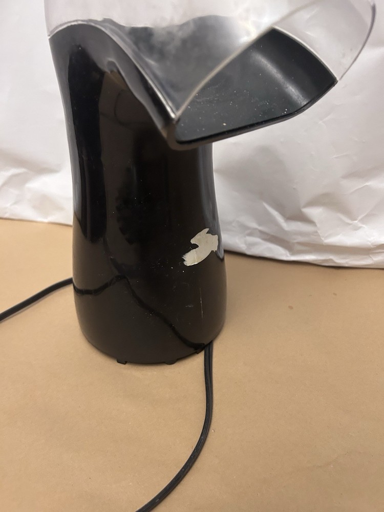 Black popcorn maker ACDC plug used on/off switch
