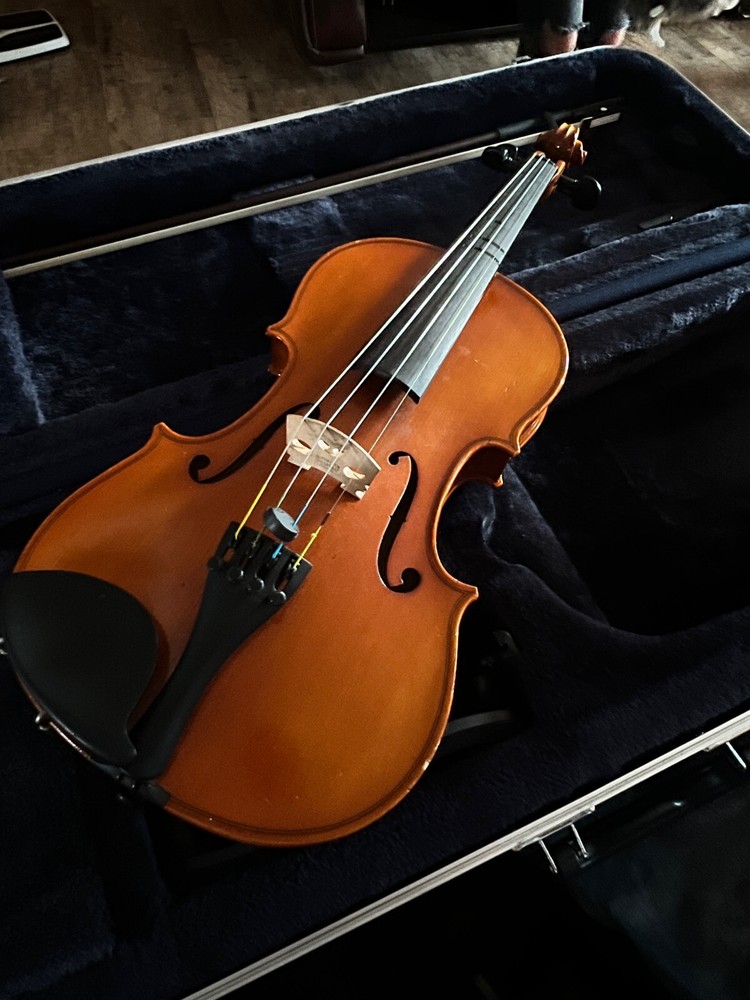 violin 4/4 preowned Has Some Damage
