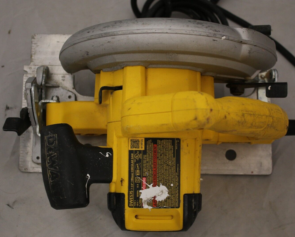 DWE575 DEWALT 7-1/4 in. Lightweight Circular Saw (TOOL ONLY)