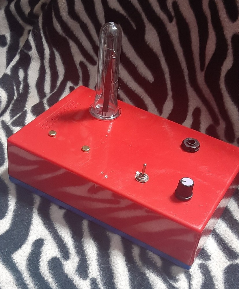 Stylophonic optical theremin synthesizer