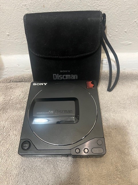 2 Different Sony DISCMAN - D10 bp100 & Sony D25 Discman