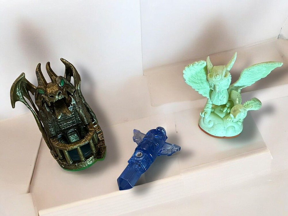 Lot of 12 Various Skylander Figurines