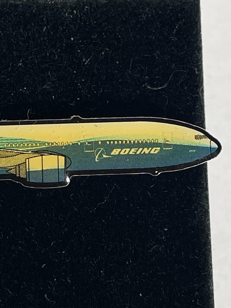 BOEING 777 Pilot Flight Crew Lapel Pin NEW