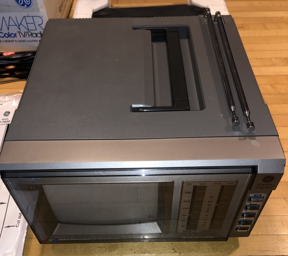 General Electric 1988 Spacemaker TV W/ Box 7-7160 Includes Instructions TESTED!!