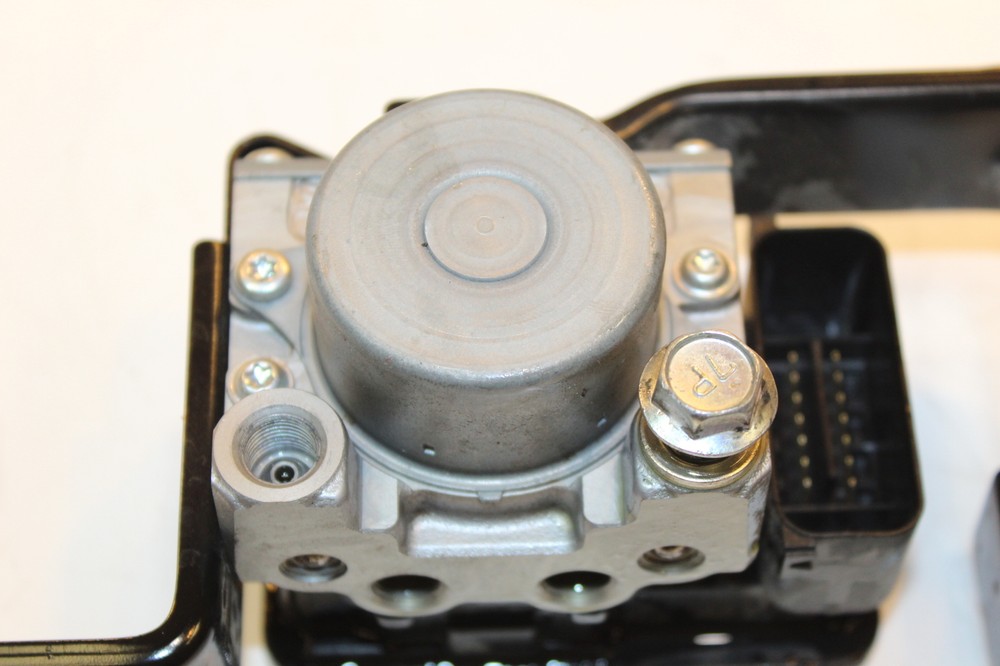 2017 Suzuki SV 650 ABS Pump Unit Module Control 55610-18k00