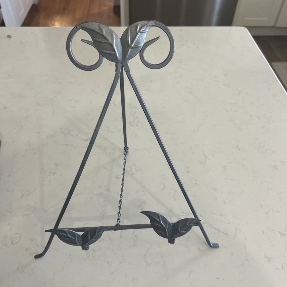DECORATIVE METAL EASEL DISPLAY STAND FREE STANDING LEAF PATTERN 13" BY 15"