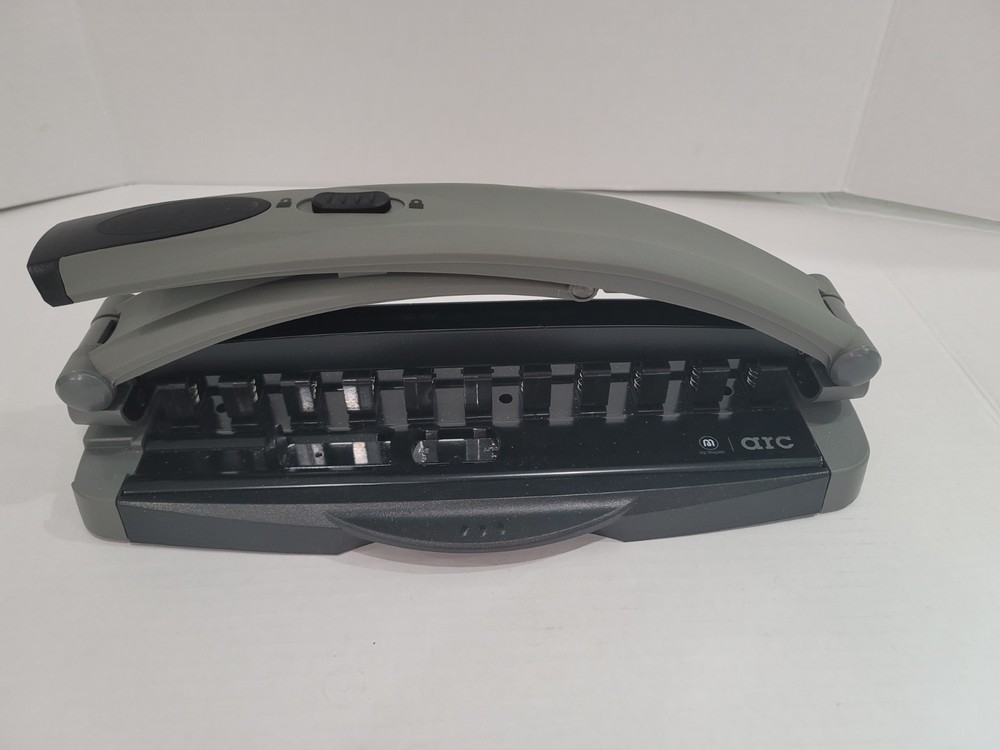 Paper hole punch for ring binding
