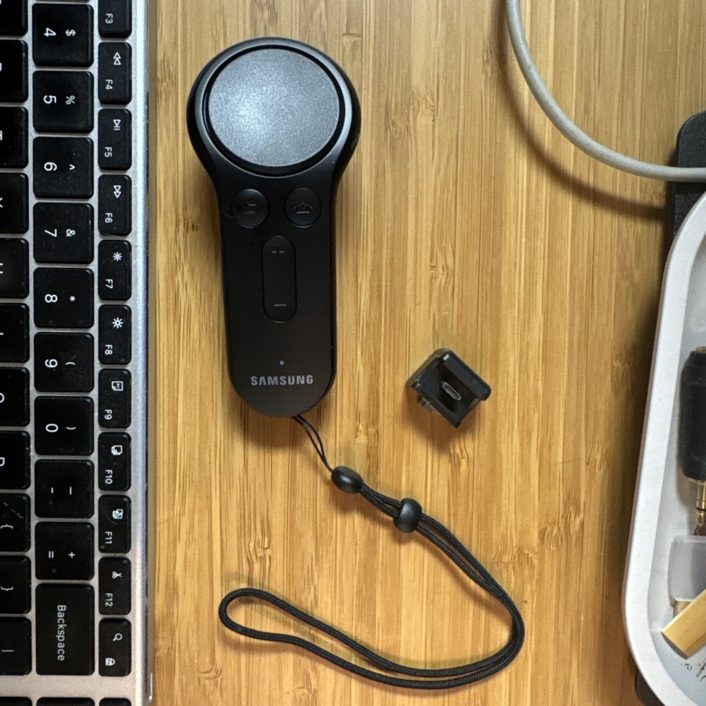 Samsung SMR324 Gear VR with Controller - Black