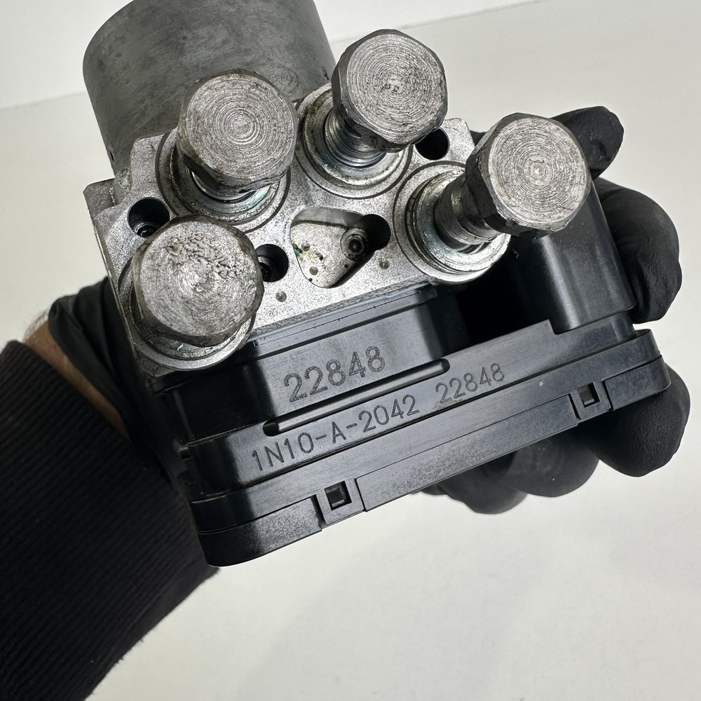 Triumph Trident 660 2022 ABS pump modulator controller block unit T2022849