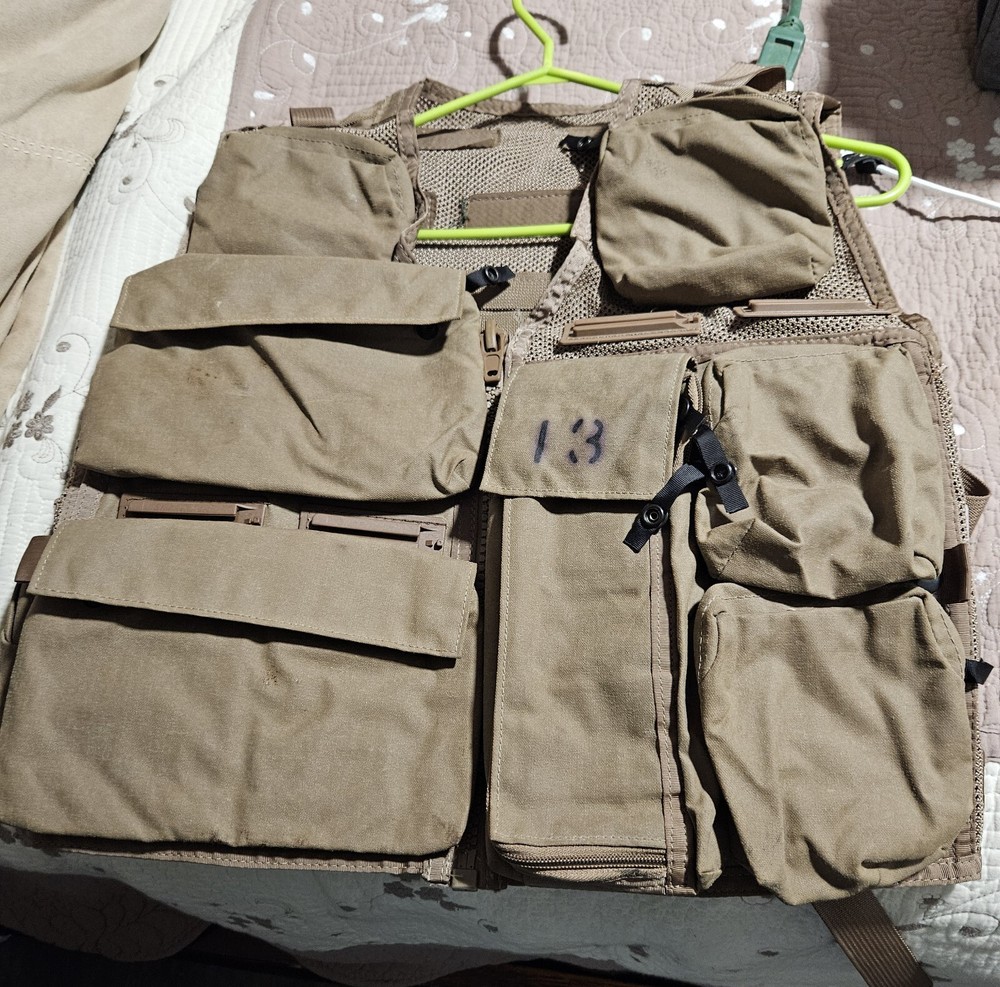 Ultimate Survival Technologies Snaptrack Vest. Complete W/ 9 Pouchs. Size Small