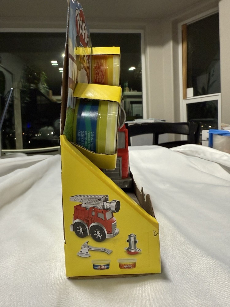 Play-Doh Wheels Fire Engine Playset with 2 Non-Toxic Modeling Compound Cans
