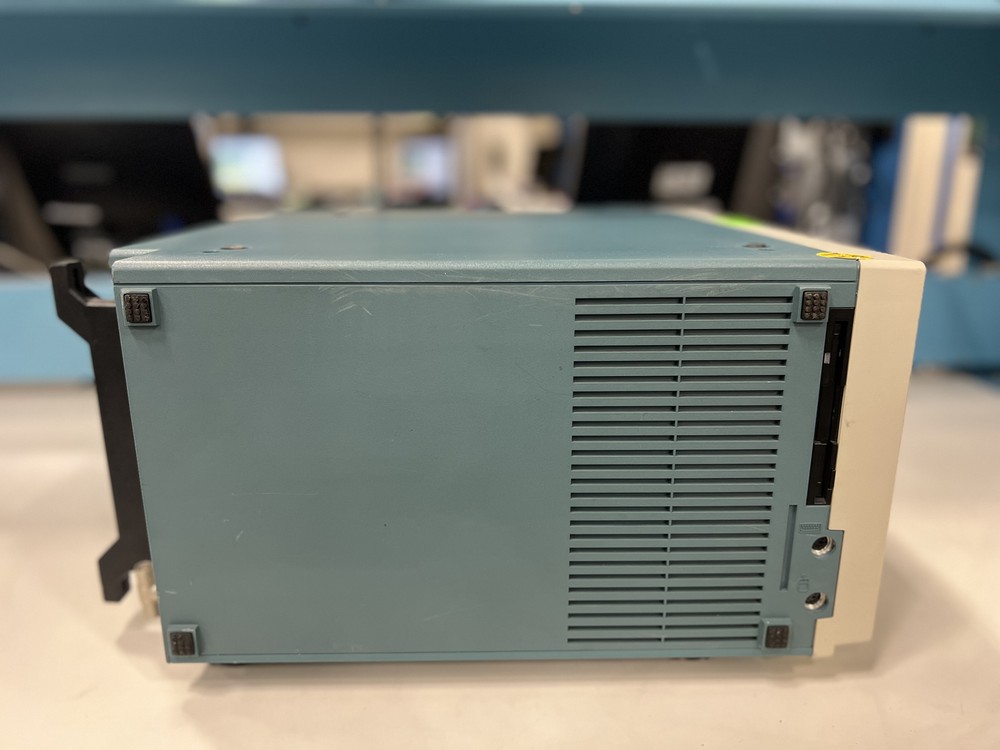Tektronix TLA704 Logic Analyzer Color Portable Mainframe