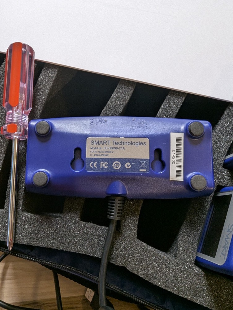 Smart Technologies Senteo Remote Response System 32 remotes, Receiver, and Bag