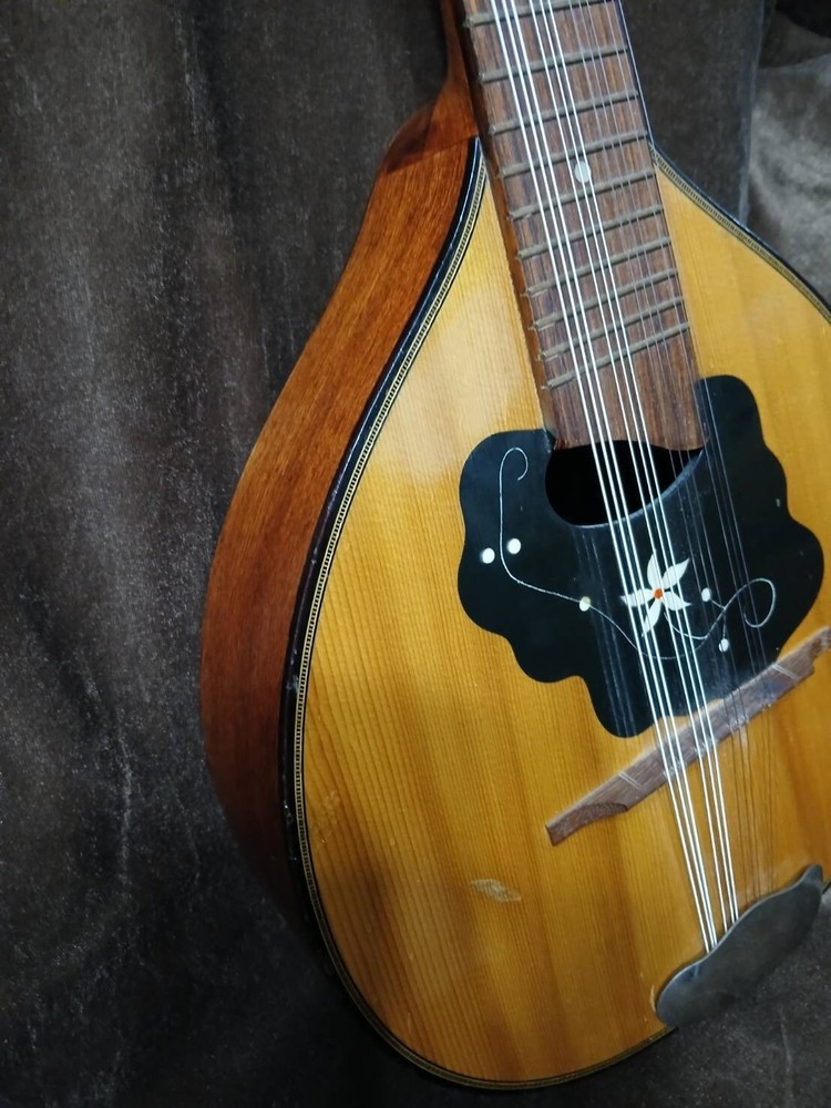 VINTAGE NICE SOUNDING 12 STRING TEARDROP MANDOLIN**SEE VDO**