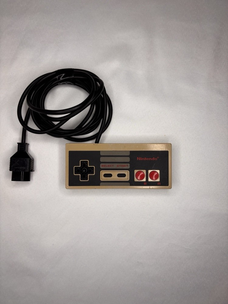 4 Nintendo NES Wired Controllers & Zapper Bundle — Untested