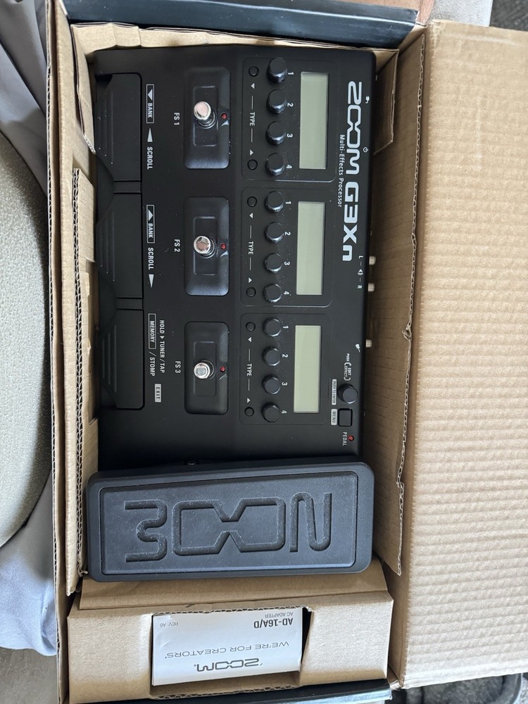Zoom G3 Multi Effects Pedal and Looper