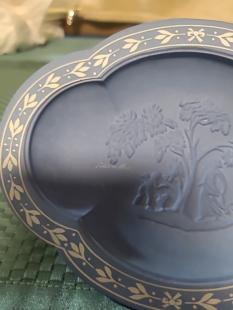 AVON BLUE SOAP DISH ( BIN RR)