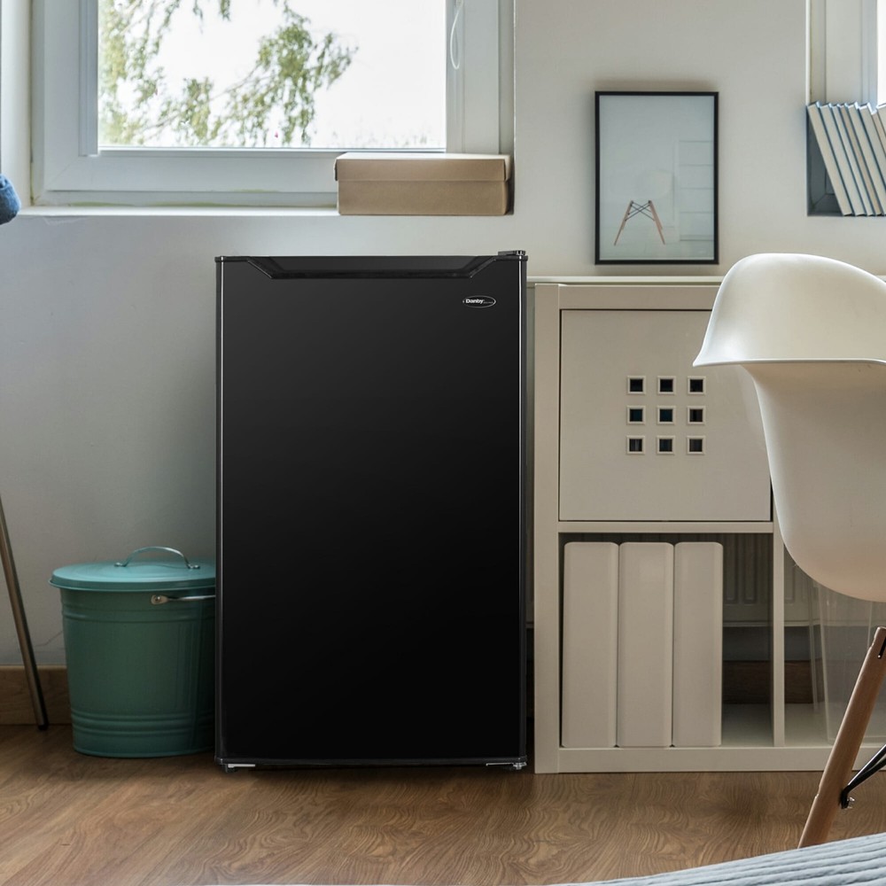 Danby 3.2 cu. ft. Compact Refrigerator Auto Defrost (Black)