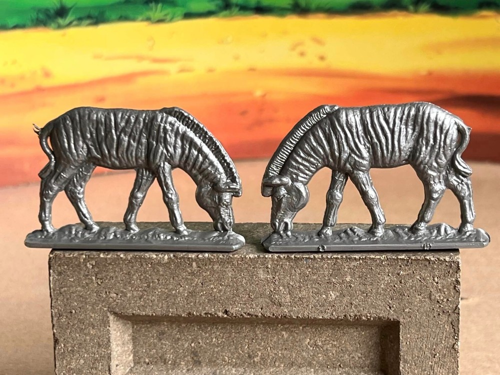 MANURBA RECAST FLAT ANIMALS -- 8 DIFFERENT ANIMALS, 16 FIGURES