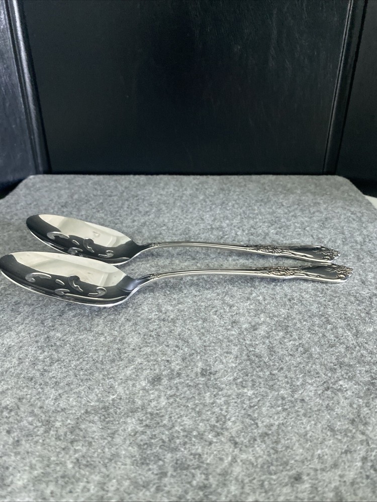 2 Oneida Distinction KENNETT SQUARE Stainless HH Pierced Serving Spoons Flatware