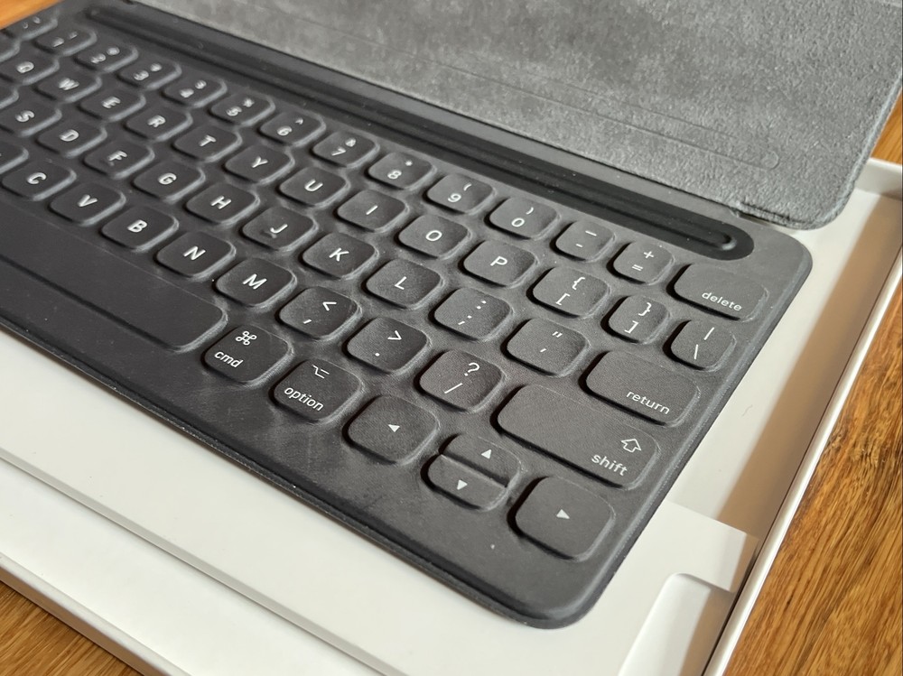 APPLE Smart Keyboard PRE-OWNED NICE!!!